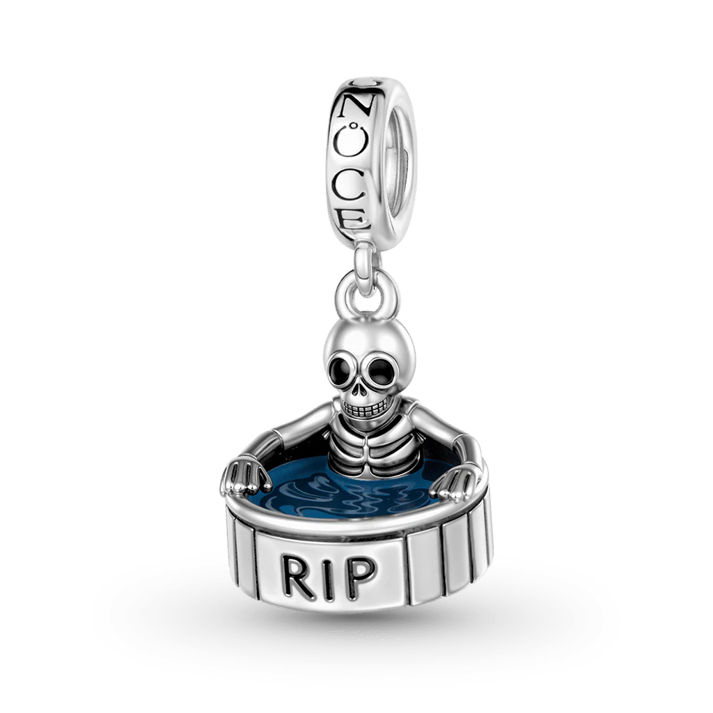 Gnoce Amulet szkieletu w wannie, powlekany platyną ze srebrnego stopu