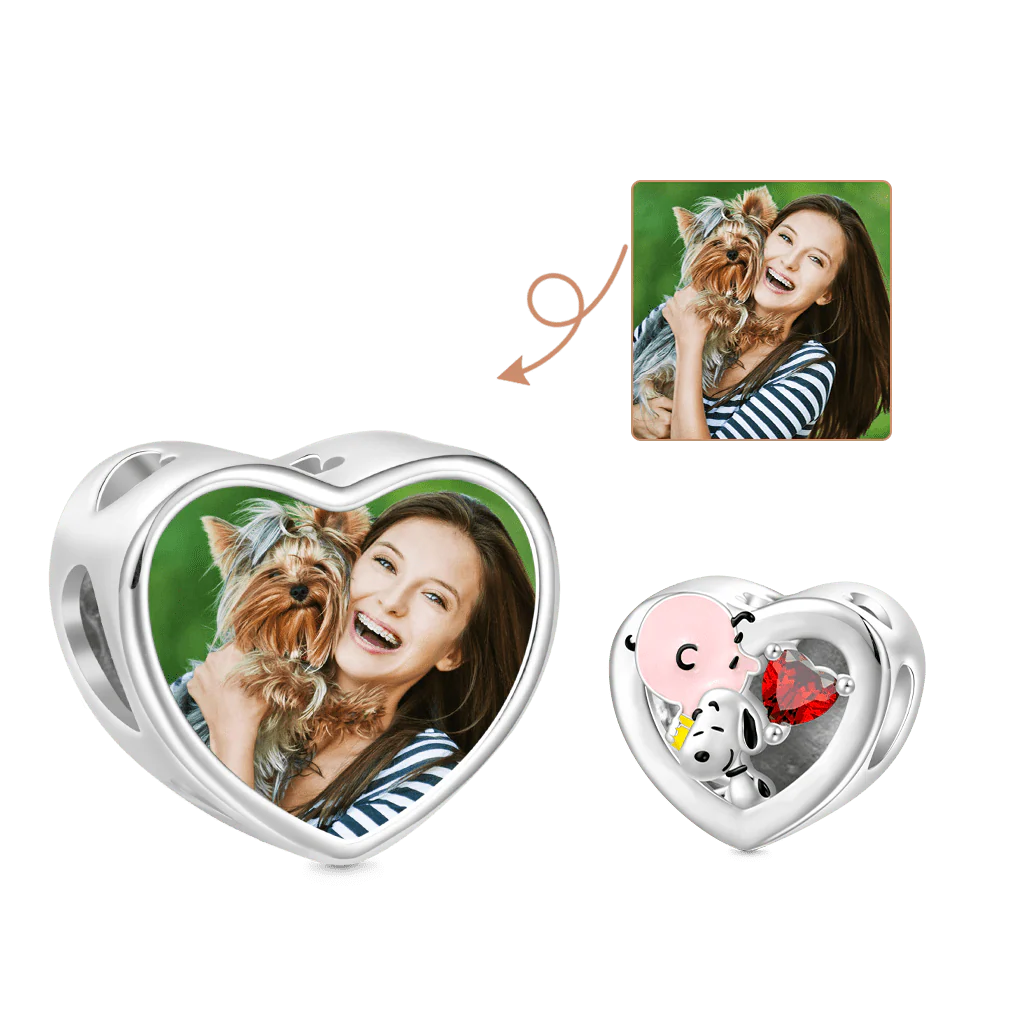 Gnoce Charms Snoopy przytulający Charliego Browna z personalizowanym zdjęciem w kształcie serca